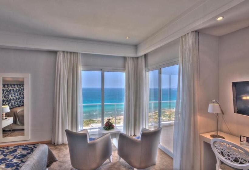 سوییت جونیور, Farah Tanger