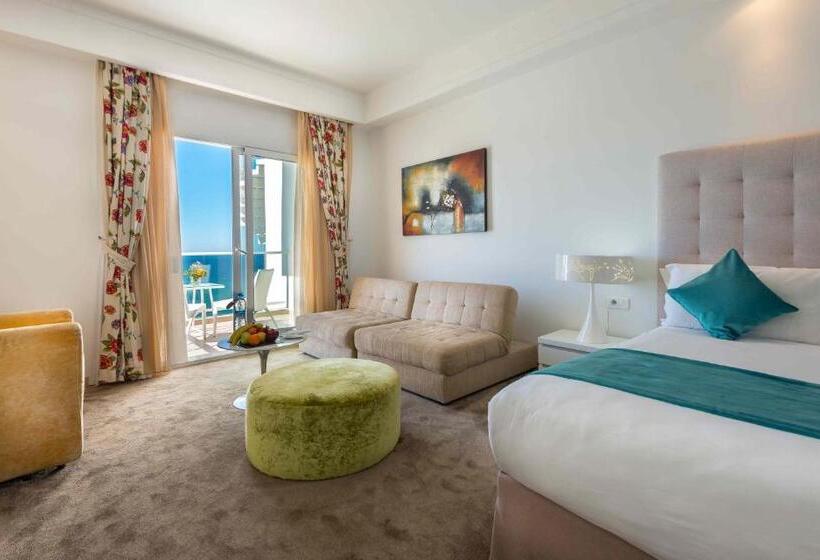 اتاق لوکس, Farah Tanger