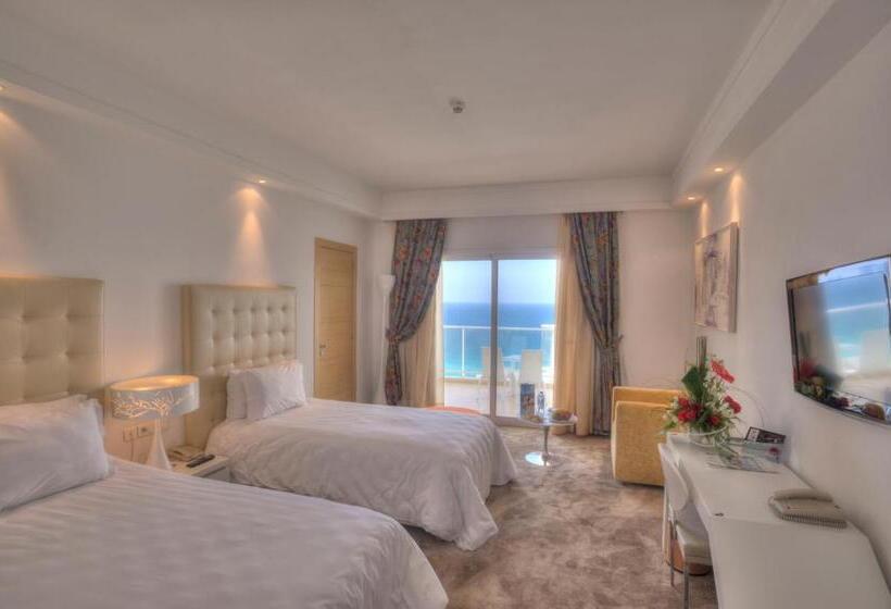 اتاق لوکس, Farah Tanger