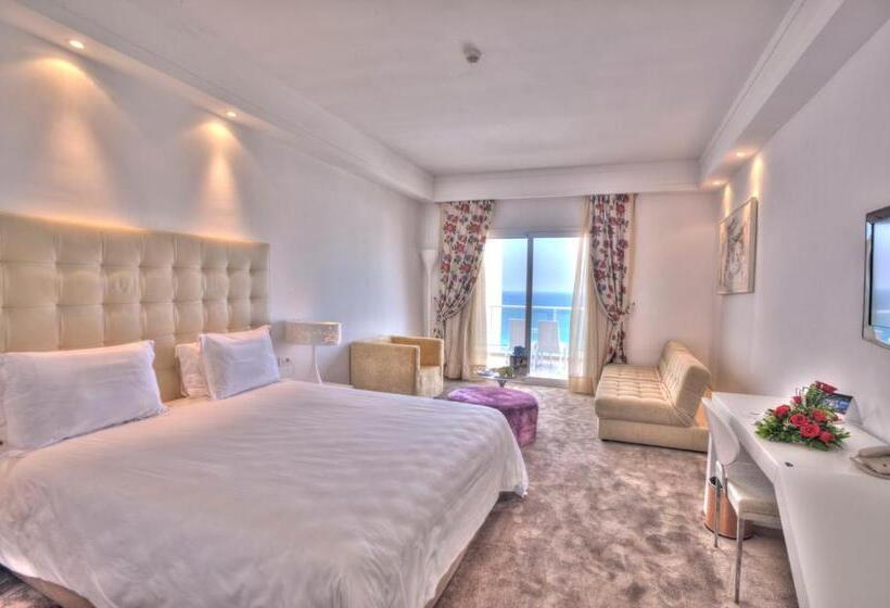 اتاق لوکس, Farah Tanger