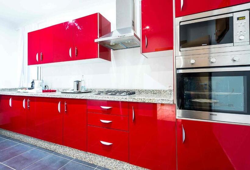 ویلای 1 خوابه, Farah Tanger