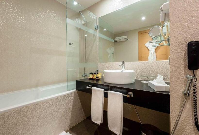 اتاق لوکس, Farah Tanger