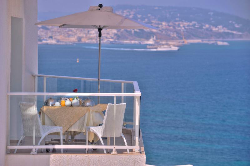 اتاق لوکس, Farah Tanger