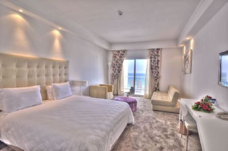 اتاق لوکس, Farah Tanger