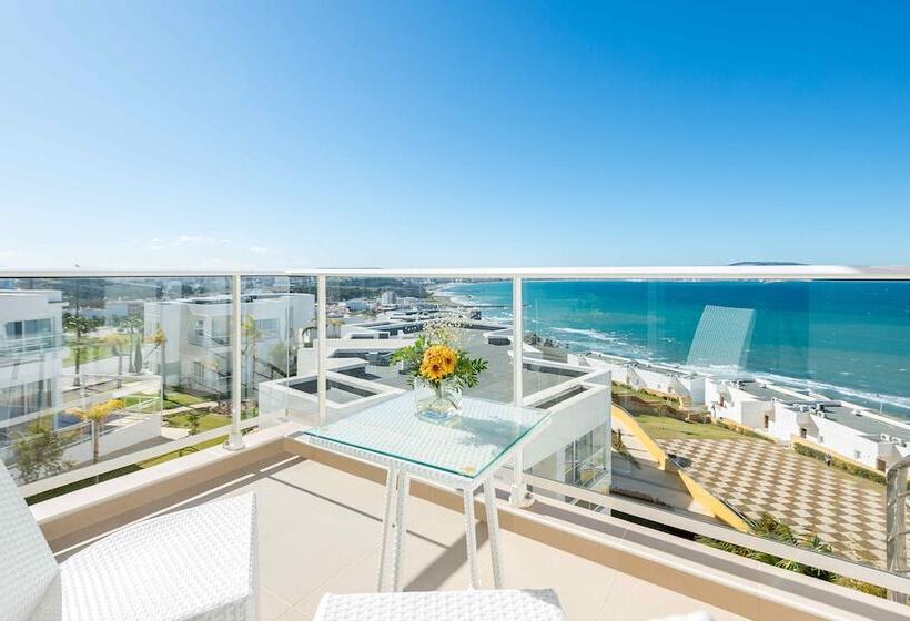 اتاق لوکس, Farah Tanger