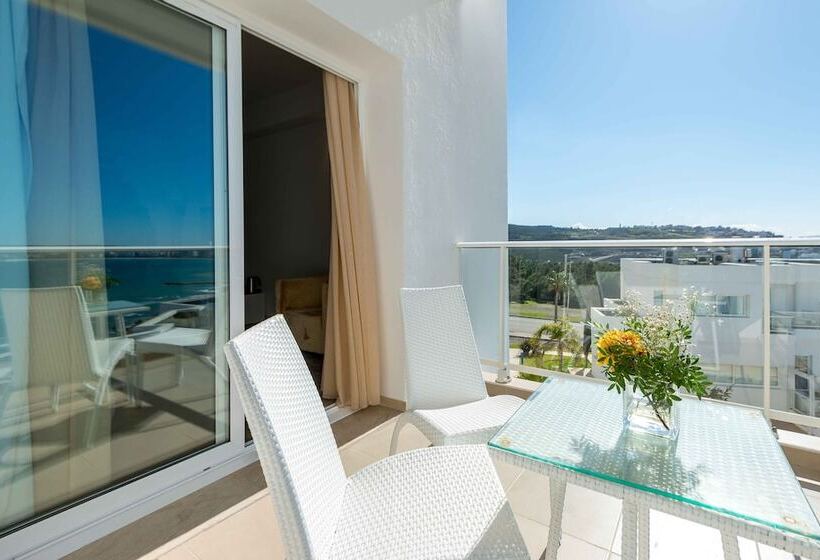 اتاق لوکس, Farah Tanger