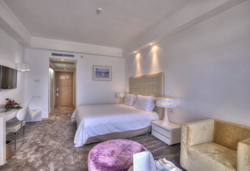 اتاق لوکس, Farah Tanger