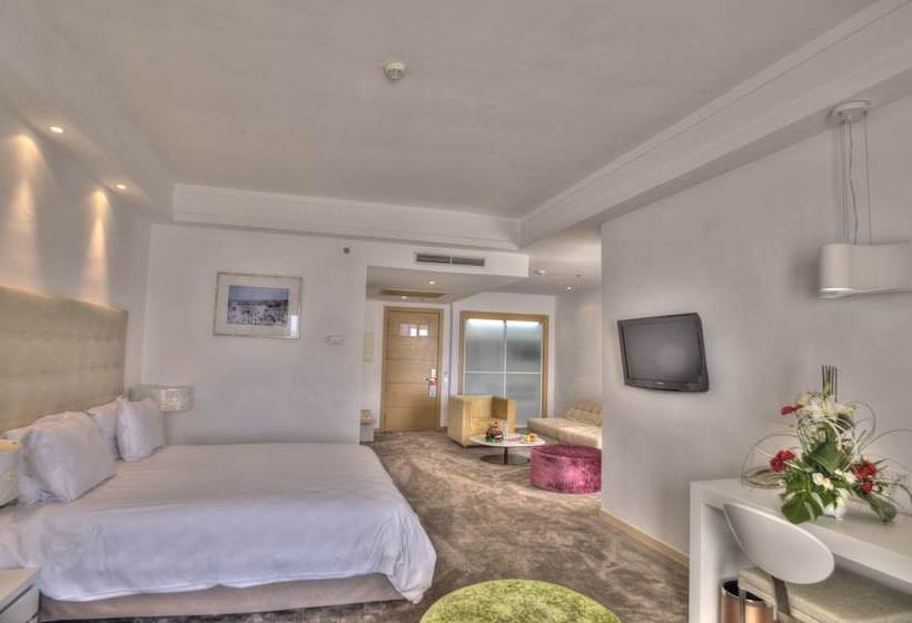 اتاق اجرایی, Farah Tanger