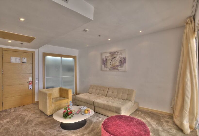 اتاق اجرایی, Farah Tanger