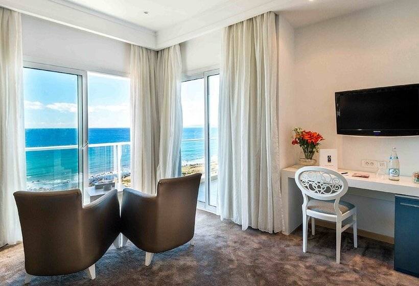 سوییت جونیور, Farah Tanger