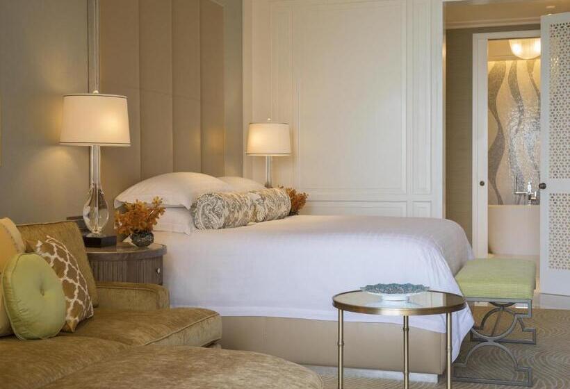 带城市景观和大床的豪华房间, Four Seasons Resort Dubai At Jumeirah Beach