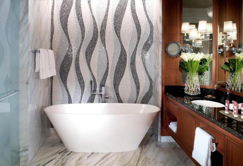 带大床的豪华间, Four Seasons Resort Dubai At Jumeirah Beach