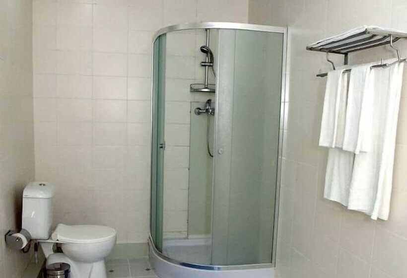 غرفة قياسية ثلاثية, Royal Palace