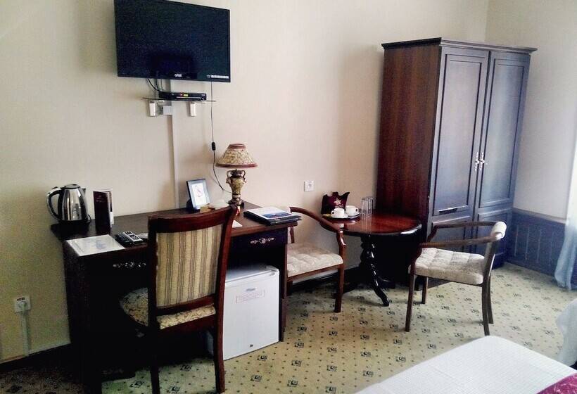 غرفة قياسية ثلاثية, Royal Palace