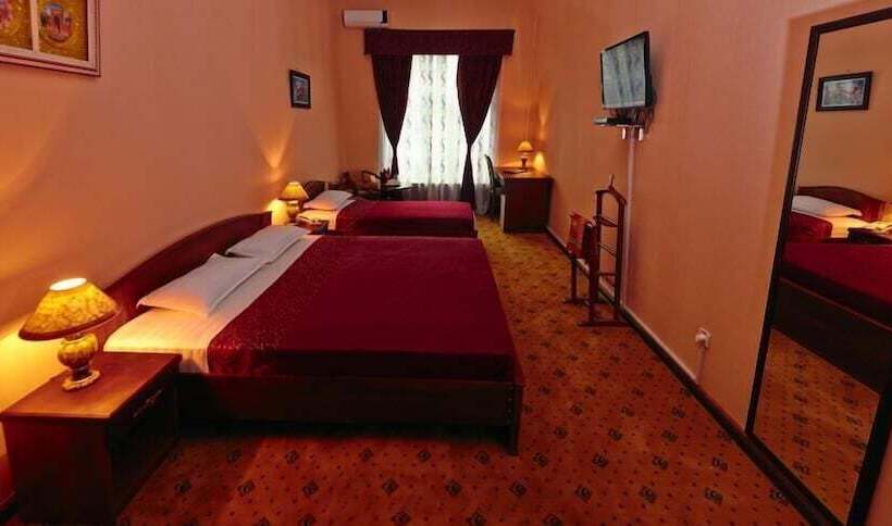 غرفة قياسية ثلاثية, Royal Palace