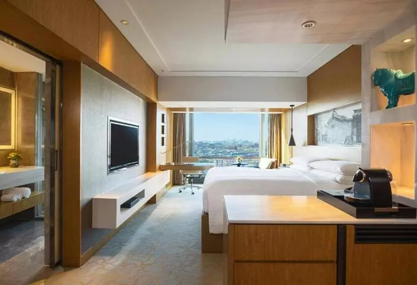Club Room King Bed, Renaissance Beijing Wangfujing