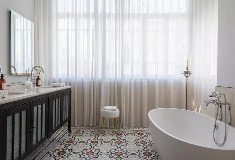 Suite King Bed