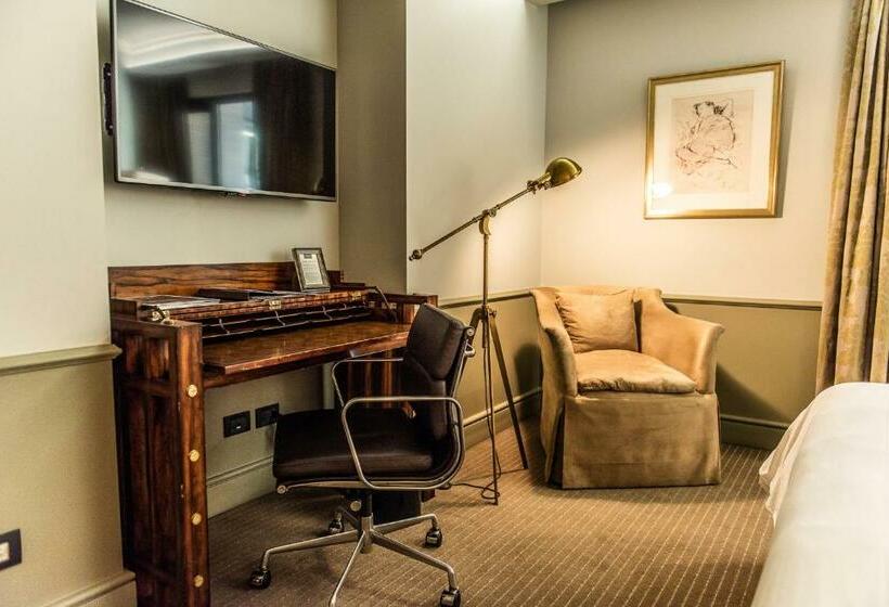 スタンダードルーム, The Singular Santiago