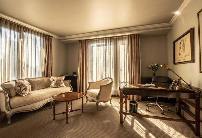 スイート, The Singular Santiago