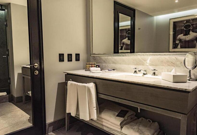 高级大房间, The Singular Santiago