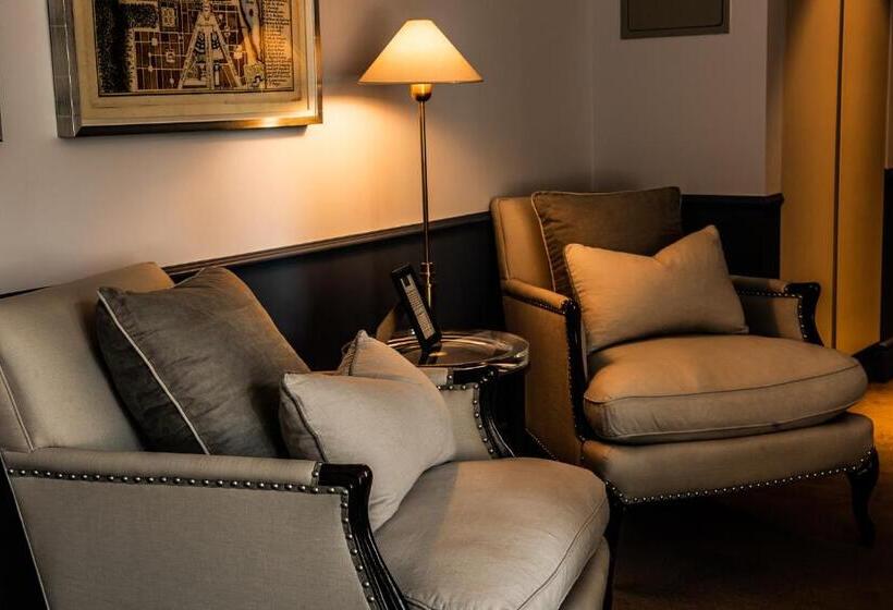 高级大房间, The Singular Santiago