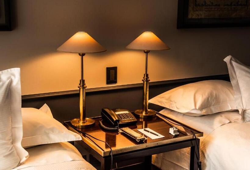 スーペリアールーム, The Singular Santiago