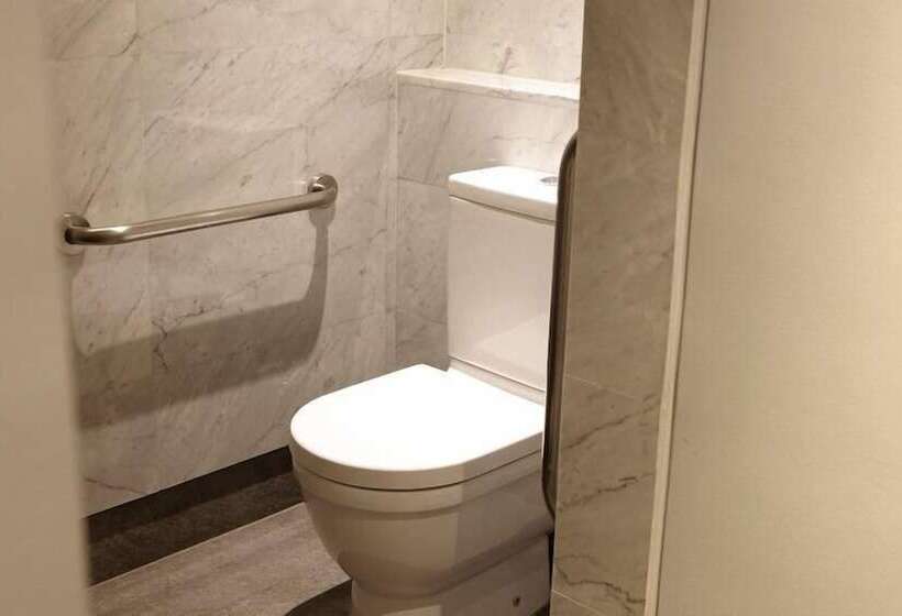 חדר סטנדרט, The Singular Santiago