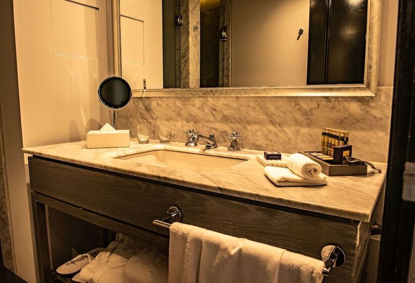 חדר קלאסי, The Singular Santiago