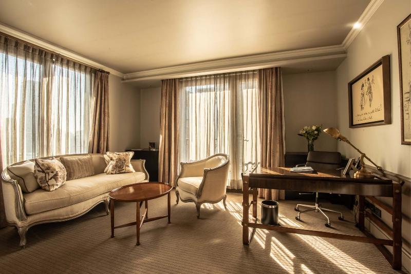 סוויטה, The Singular Santiago