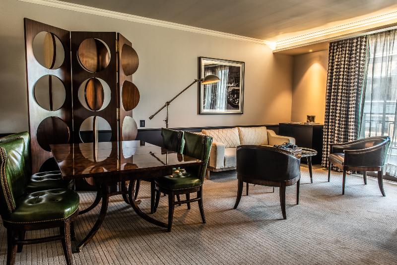 スイート, The Singular Santiago