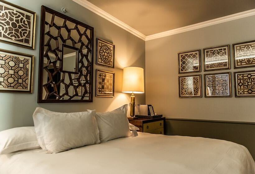 חדר סטנדרט, The Singular Santiago