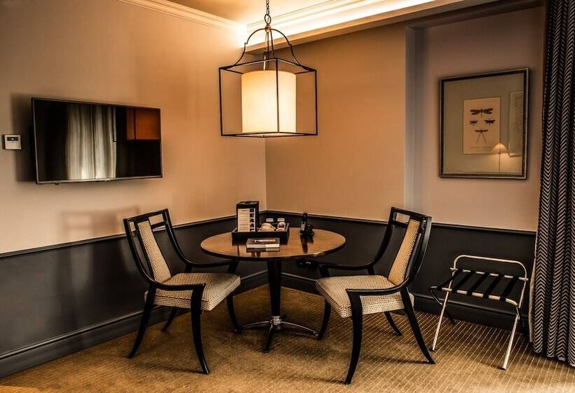 חדר סטנדרט, The Singular Santiago