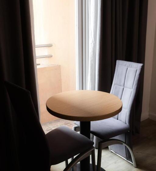 סטודיו אקזקיוטיב, Regency Grand Suites