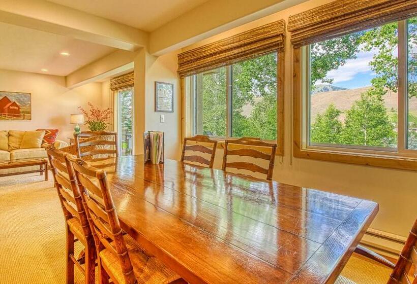 شقة غرفتين, The Bluff Mountain Retreat