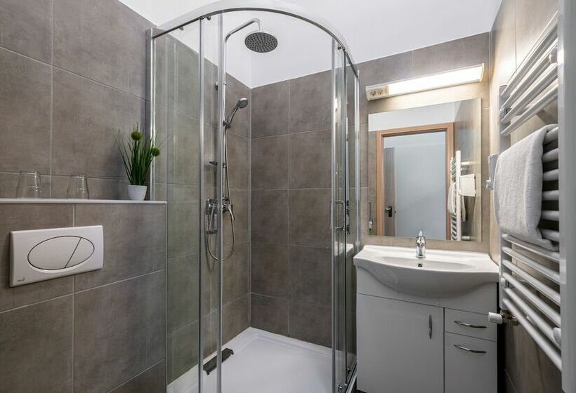 اتاق استاندارد, Full Moon Budapest