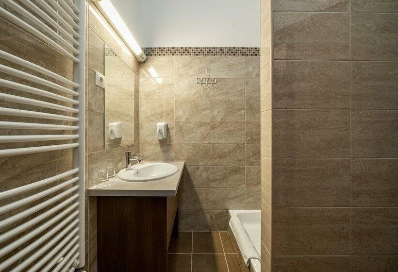 اتاق استاندارد, Full Moon Budapest