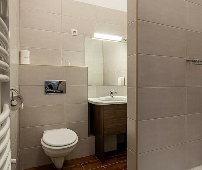 اتاق استاندارد, Full Moon Budapest