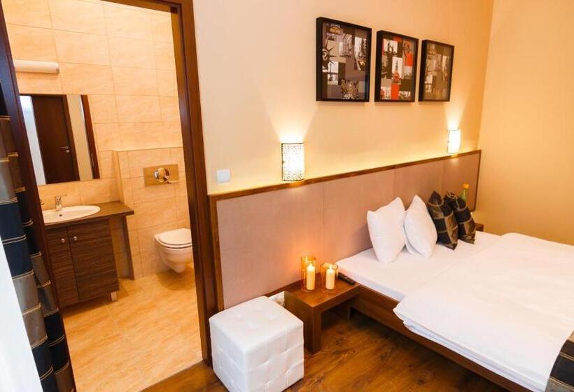 اتاق استاندارد, Full Moon Budapest