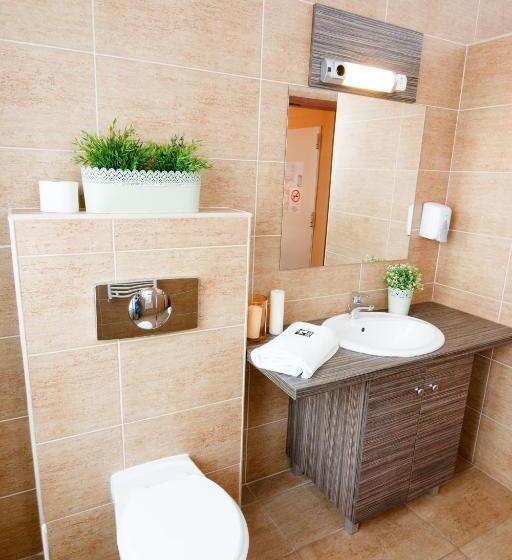 اتاق استاندارد, Full Moon Budapest