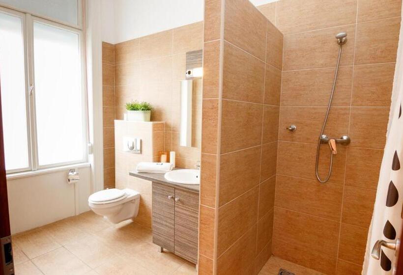 اتاق استاندارد, Full Moon Budapest