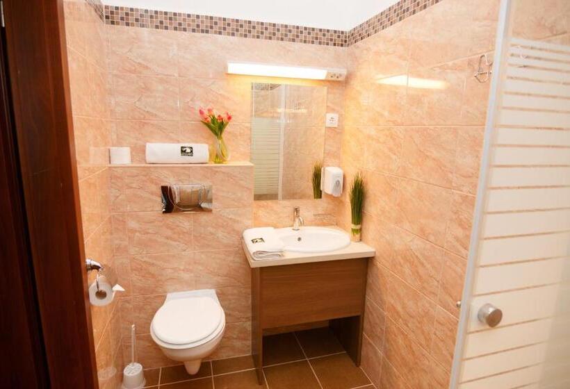 اتاق استاندارد, Full Moon Budapest