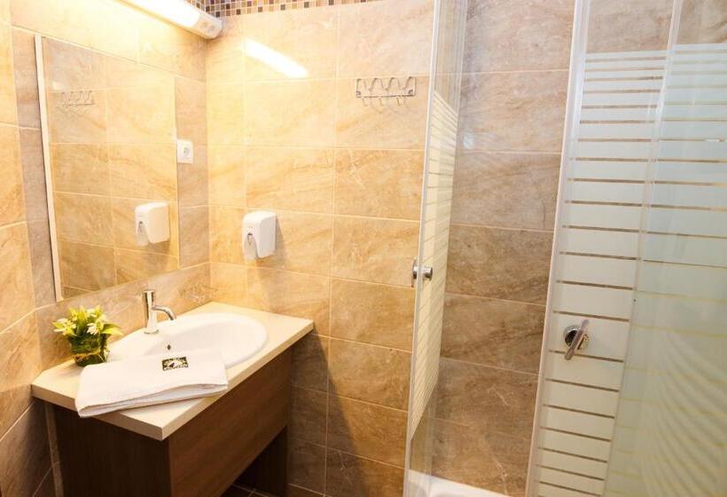 اتاق استاندارد, Full Moon Budapest