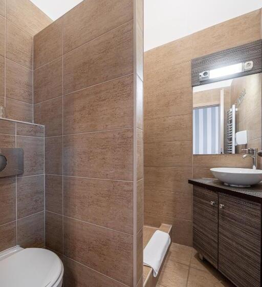 اتاق استاندارد, Full Moon Budapest