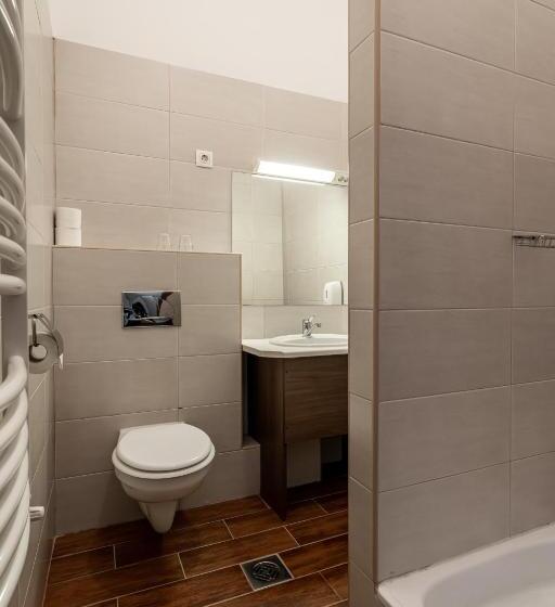 اتاق استاندارد, Full Moon Budapest