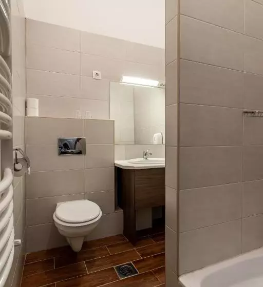スタンダード4人部屋, Full Moon Budapest
