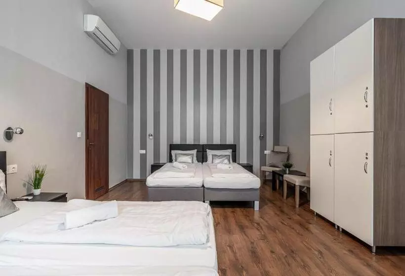 スタンダード4人部屋, Full Moon Budapest