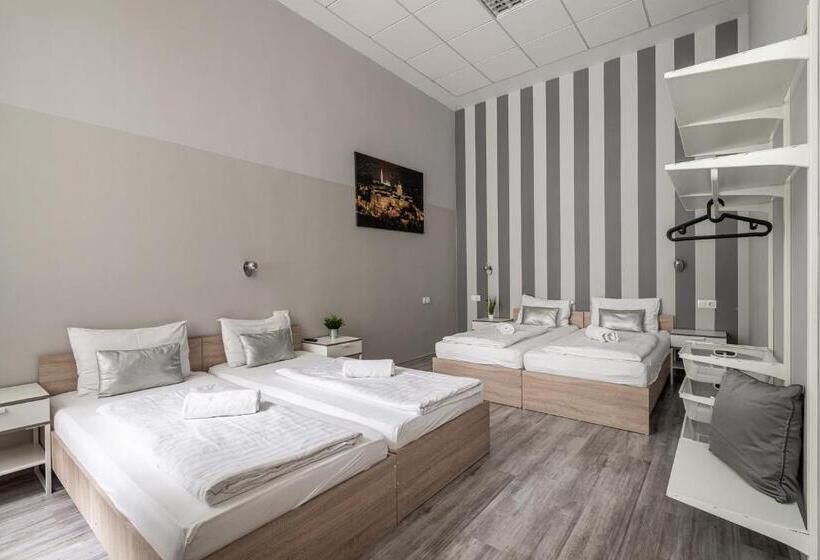 اتاق استاندارد چهار تخته, Full Moon Budapest