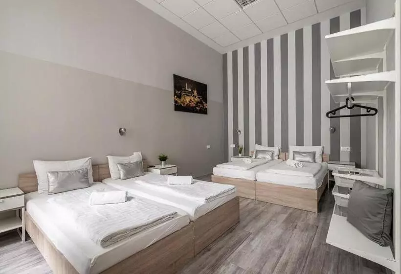 スタンダード4人部屋, Full Moon Budapest