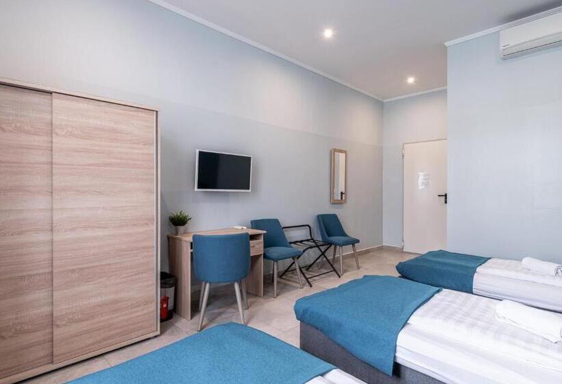 اتاق استاندارد چهار تخته, Full Moon Budapest