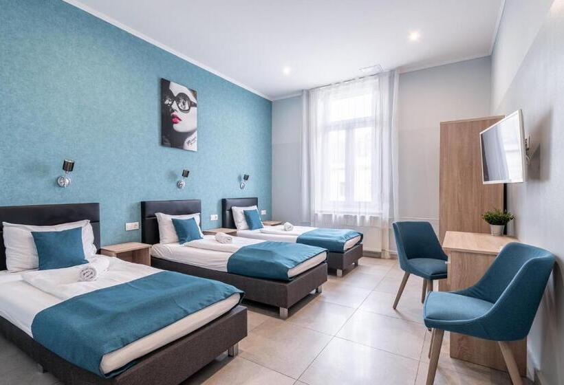 اتاق استاندارد چهار تخته, Full Moon Budapest